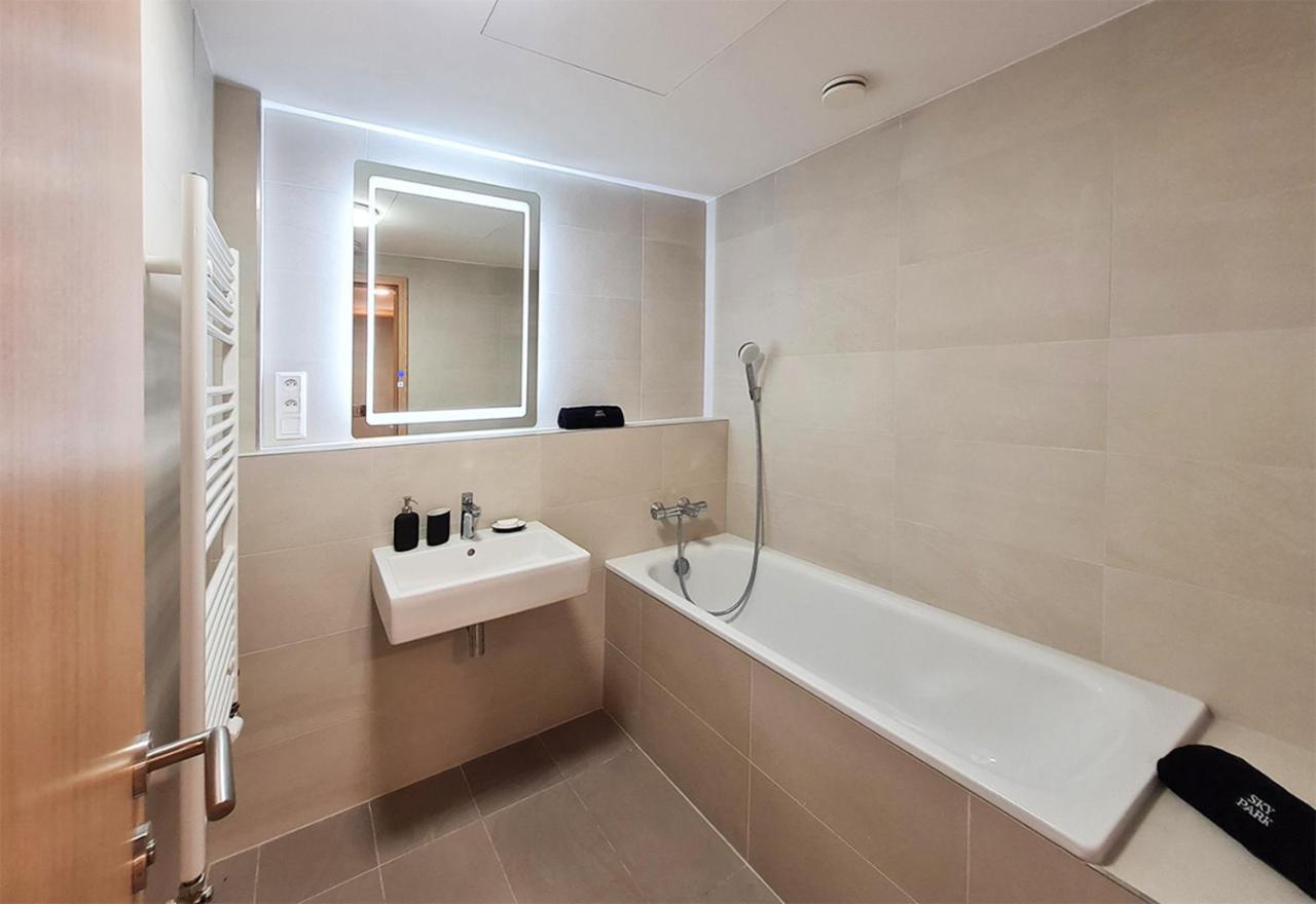 ברטיסלאבה Skypark Spacious Apartment Free Parking מראה חיצוני תמונה